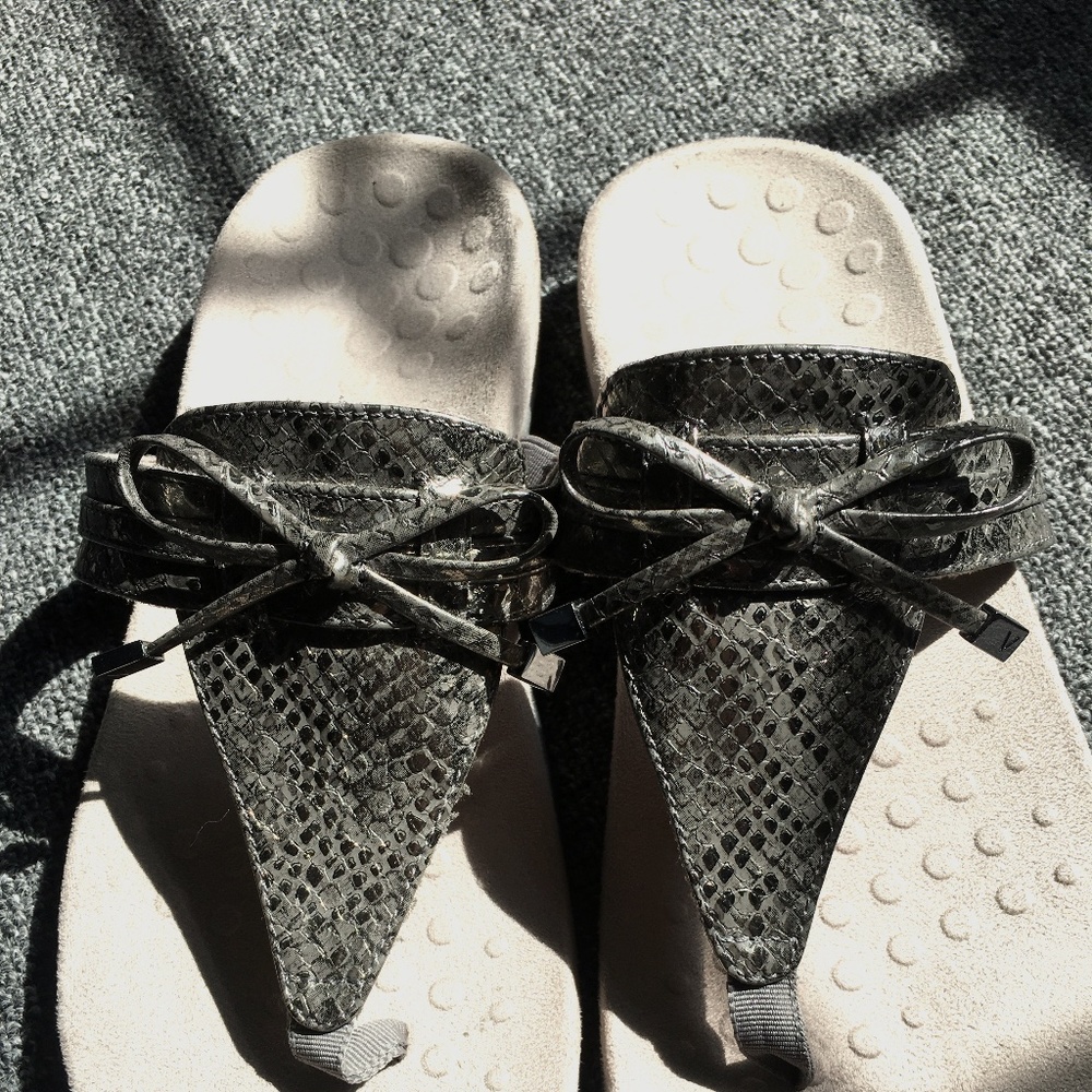 Vionic  sandals 9.5 W  COMFORTABLE PRETTY